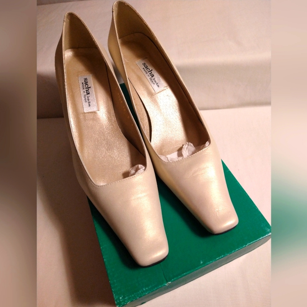 SACHA LONDON CAMELIA BONE PEARL LEATHER PUMPS 9 AA USA